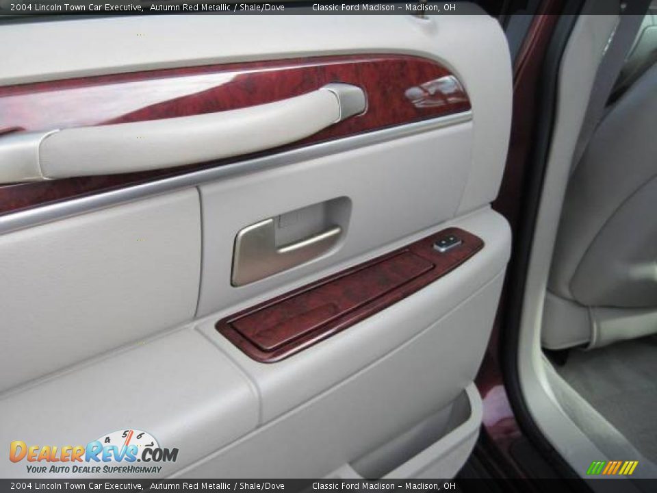 2004 Lincoln Town Car Executive Autumn Red Metallic / Shale/Dove Photo #11