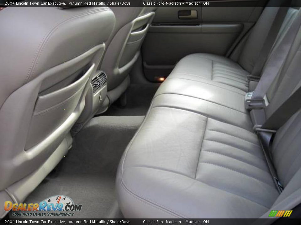 2004 Lincoln Town Car Executive Autumn Red Metallic / Shale/Dove Photo #12