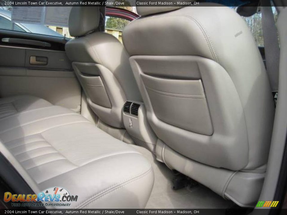 2004 Lincoln Town Car Executive Autumn Red Metallic / Shale/Dove Photo #13
