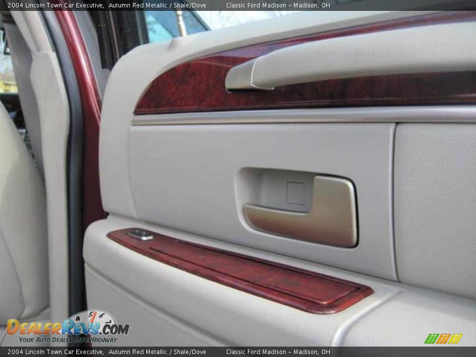 2004 Lincoln Town Car Executive Autumn Red Metallic / Shale/Dove Photo #14