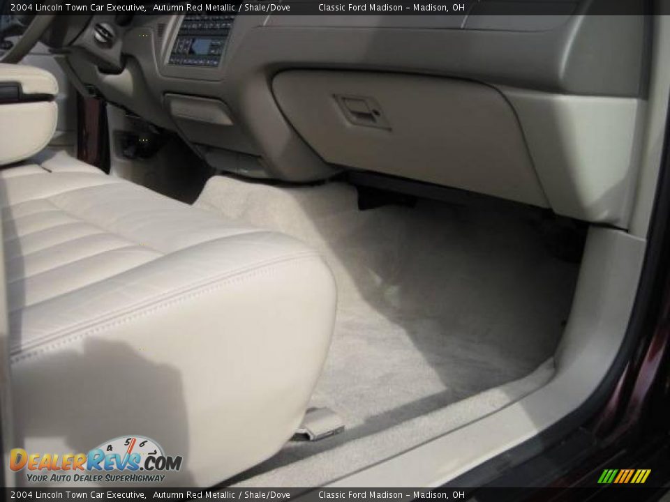 2004 Lincoln Town Car Executive Autumn Red Metallic / Shale/Dove Photo #15