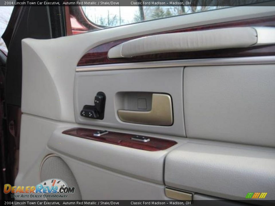 2004 Lincoln Town Car Executive Autumn Red Metallic / Shale/Dove Photo #16