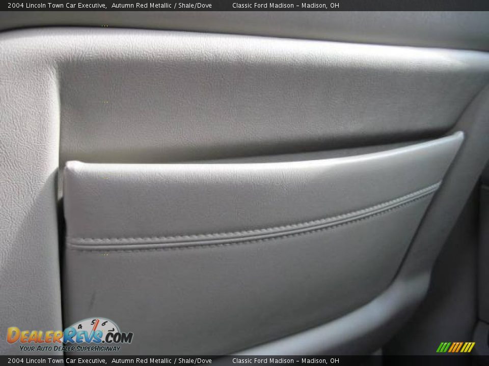 2004 Lincoln Town Car Executive Autumn Red Metallic / Shale/Dove Photo #20
