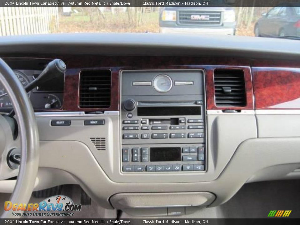 2004 Lincoln Town Car Executive Autumn Red Metallic / Shale/Dove Photo #23