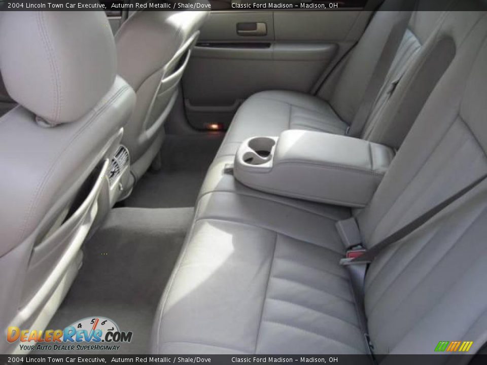 2004 Lincoln Town Car Executive Autumn Red Metallic / Shale/Dove Photo #25