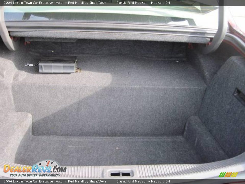 2004 Lincoln Town Car Executive Autumn Red Metallic / Shale/Dove Photo #26