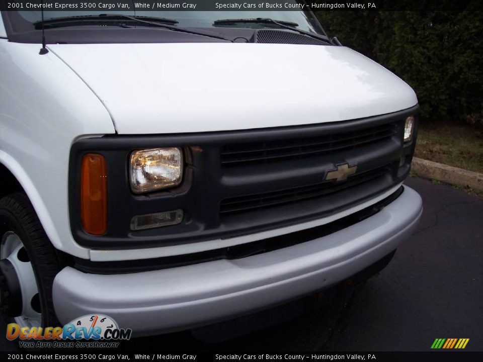 2001 Chevrolet Express 3500 Cargo Van White / Medium Gray Photo #28