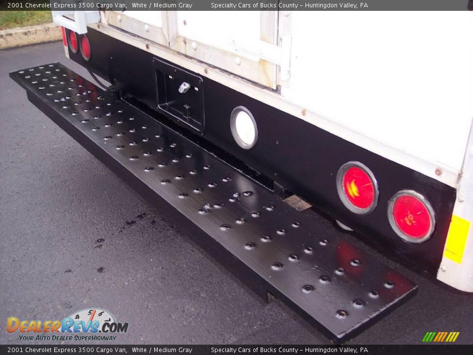 2001 Chevrolet Express 3500 Cargo Van White / Medium Gray Photo #30