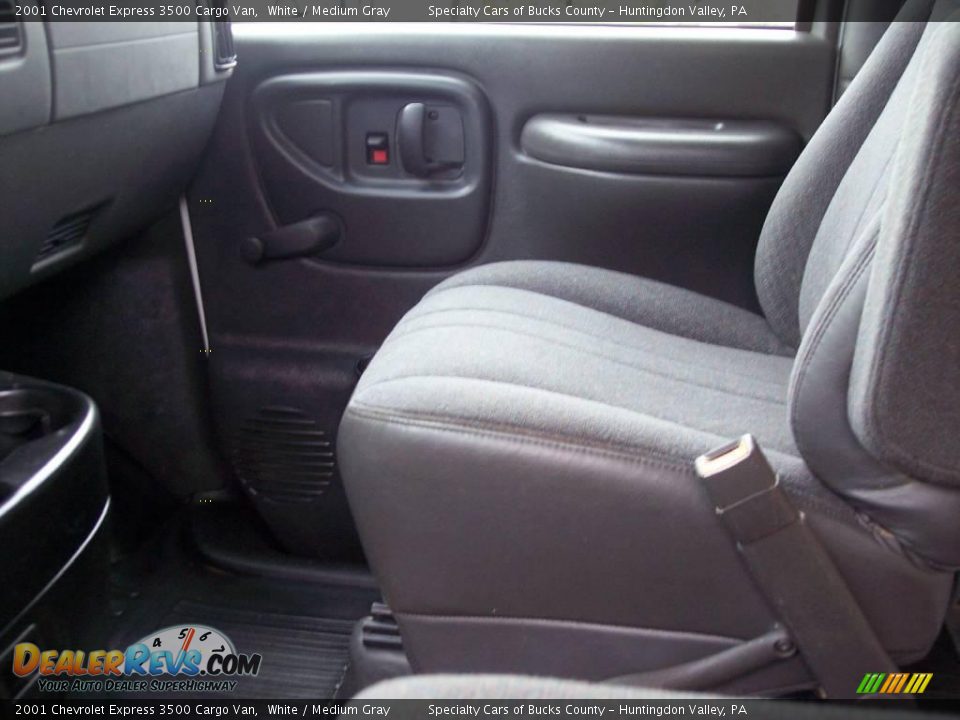 2001 Chevrolet Express 3500 Cargo Van White / Medium Gray Photo #36