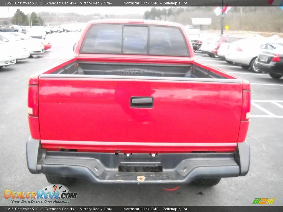 1995 Chevrolet S10 LS Extended Cab 4x4 Victory Red / Gray Photo #3