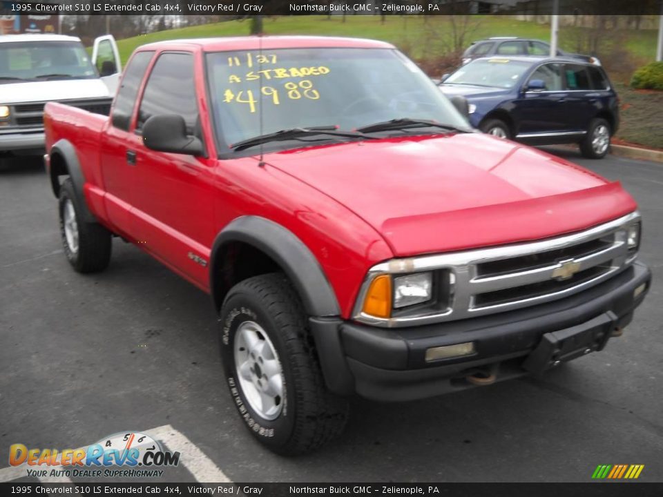 1995 Chevrolet S10 LS Extended Cab 4x4 Victory Red / Gray Photo #16