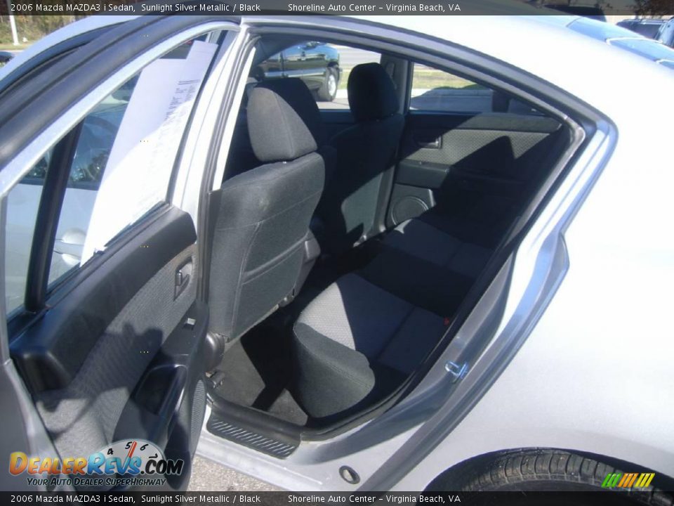 2006 Mazda MAZDA3 i Sedan Sunlight Silver Metallic / Black Photo #10