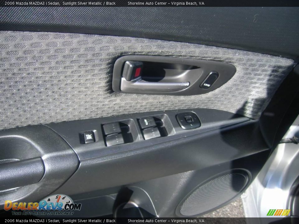 2006 Mazda MAZDA3 i Sedan Sunlight Silver Metallic / Black Photo #13