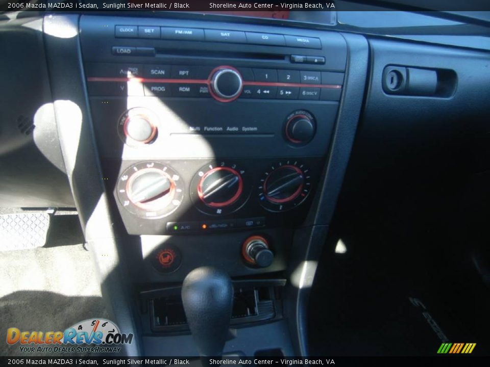 2006 Mazda MAZDA3 i Sedan Sunlight Silver Metallic / Black Photo #16