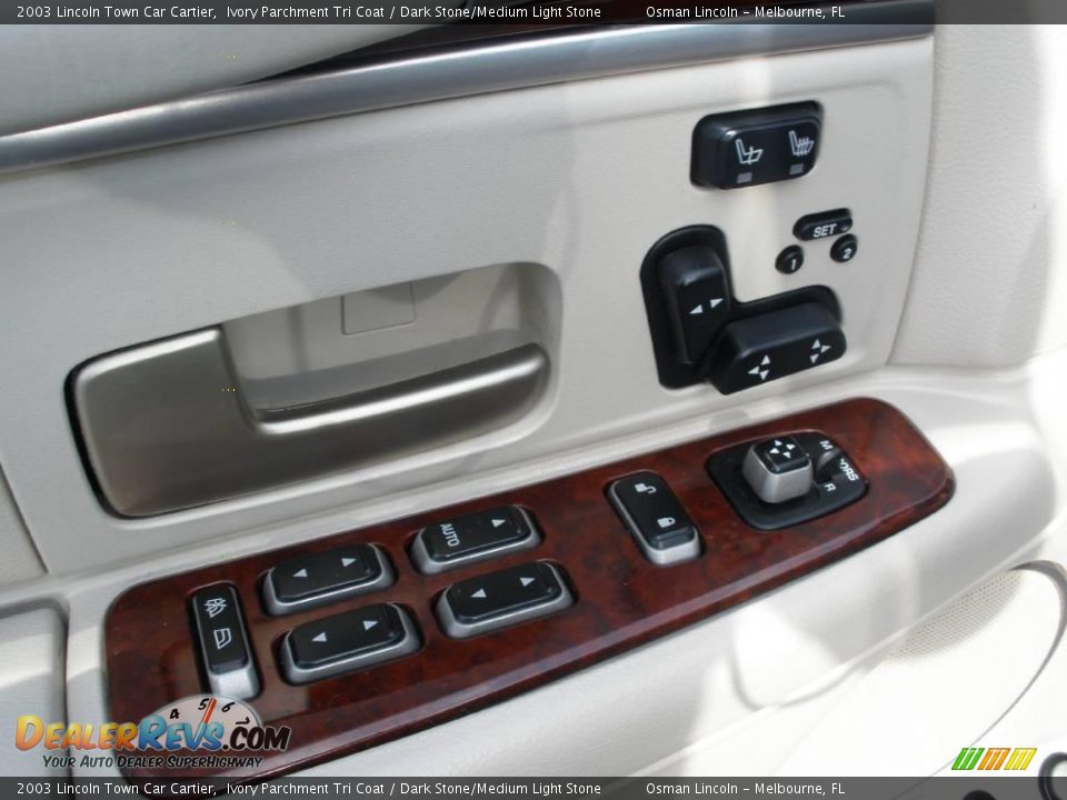 2003 Lincoln Town Car Cartier Ivory Parchment Tri Coat / Dark Stone/Medium Light Stone Photo #9
