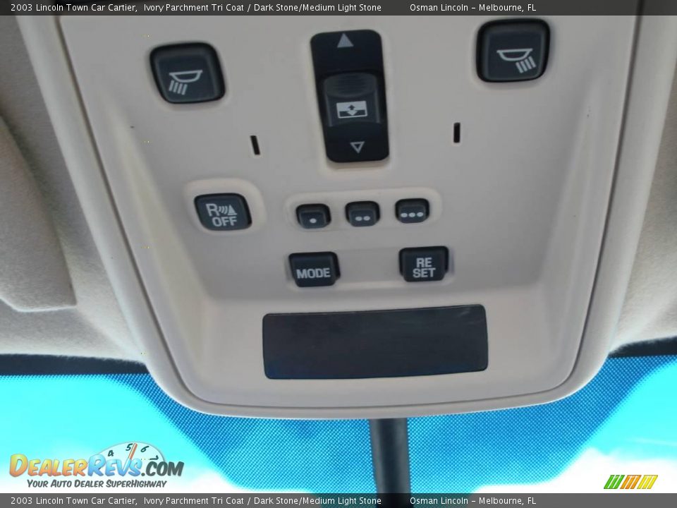 2003 Lincoln Town Car Cartier Ivory Parchment Tri Coat / Dark Stone/Medium Light Stone Photo #18