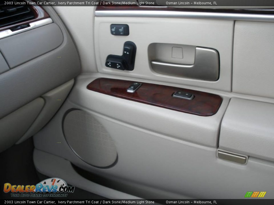 2003 Lincoln Town Car Cartier Ivory Parchment Tri Coat / Dark Stone/Medium Light Stone Photo #23