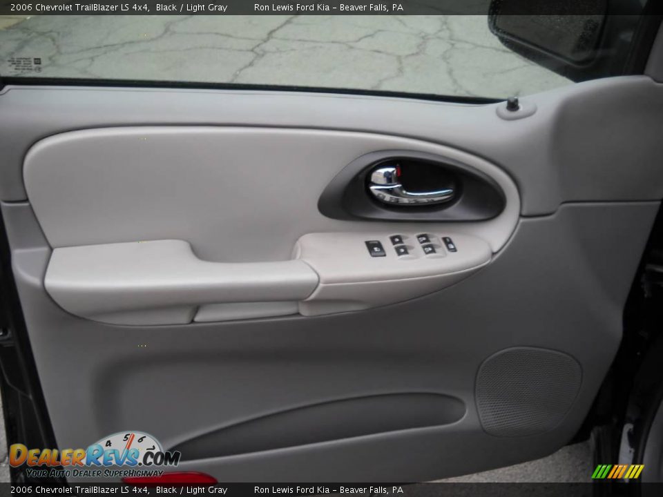 2006 Chevrolet TrailBlazer LS 4x4 Black / Light Gray Photo #6