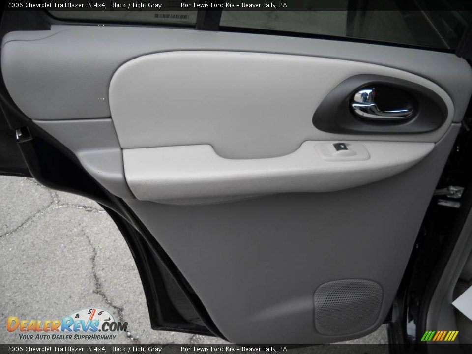 2006 Chevrolet TrailBlazer LS 4x4 Black / Light Gray Photo #10