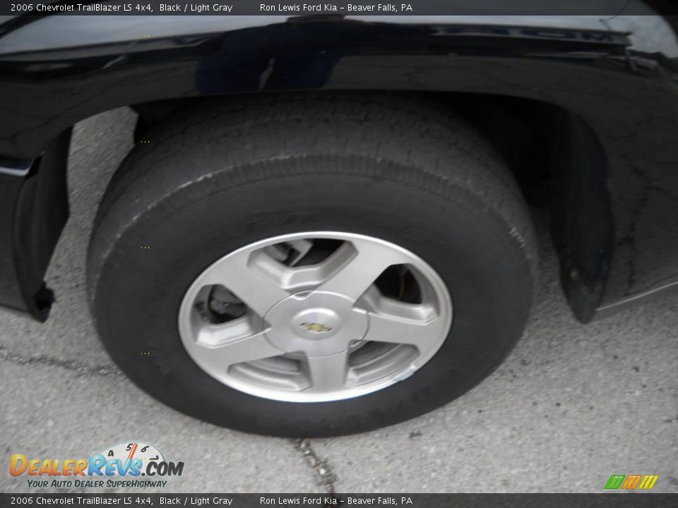 2006 Chevrolet TrailBlazer LS 4x4 Black / Light Gray Photo #16