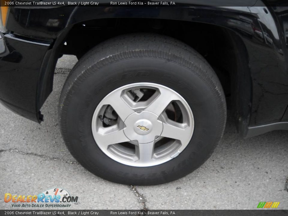 2006 Chevrolet TrailBlazer LS 4x4 Black / Light Gray Photo #17