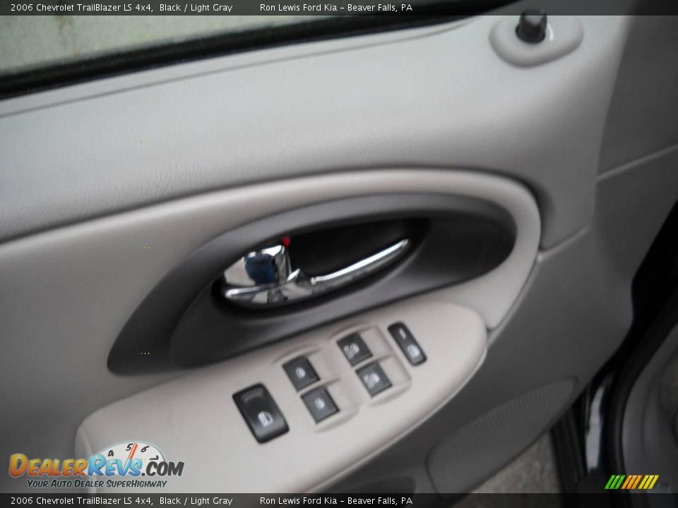 2006 Chevrolet TrailBlazer LS 4x4 Black / Light Gray Photo #21