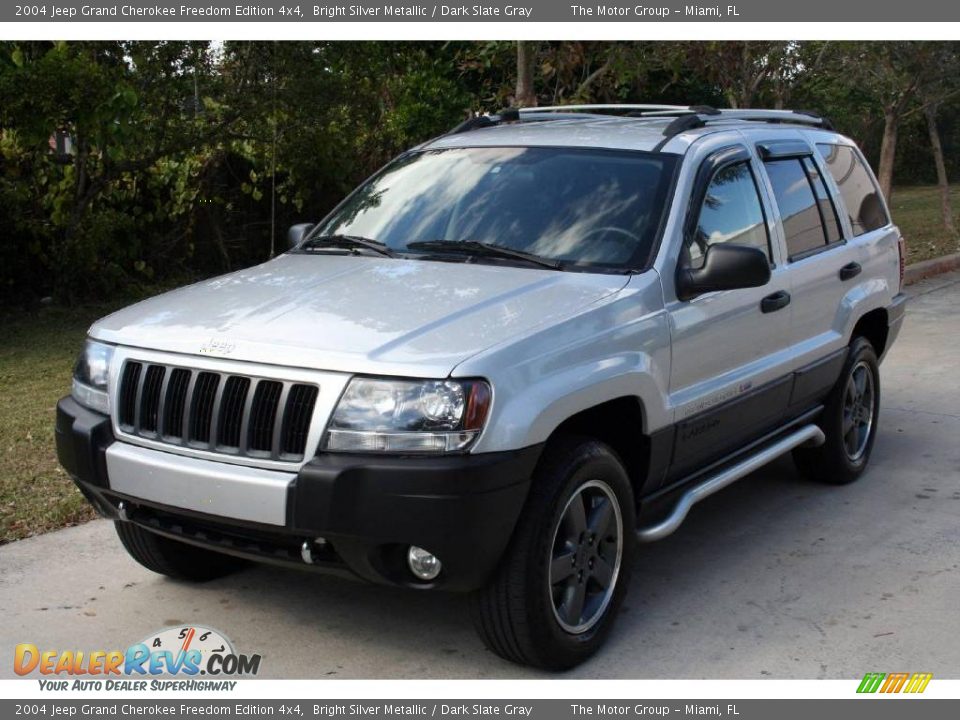 Front 3/4 View of 2004 Jeep Grand Cherokee Freedom Edition 4x4 Photo #1