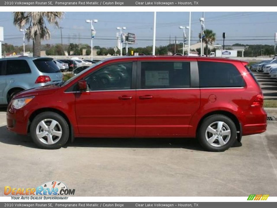 2010 Volkswagen Routan SE Pomegranate Red Metallic / Ceylon Beige Photo #4