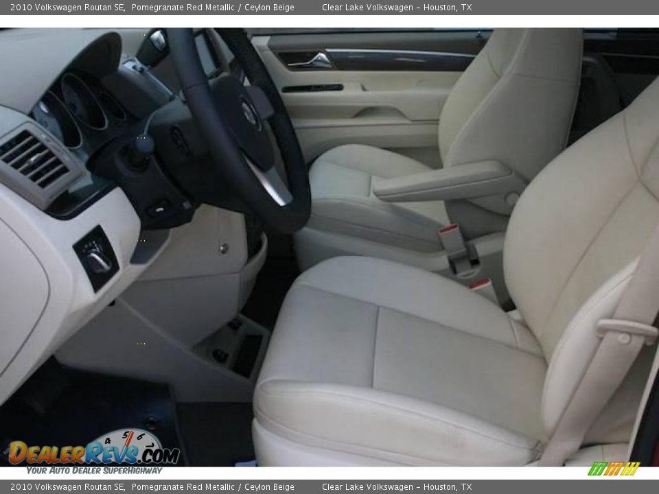2010 Volkswagen Routan SE Pomegranate Red Metallic / Ceylon Beige Photo #5