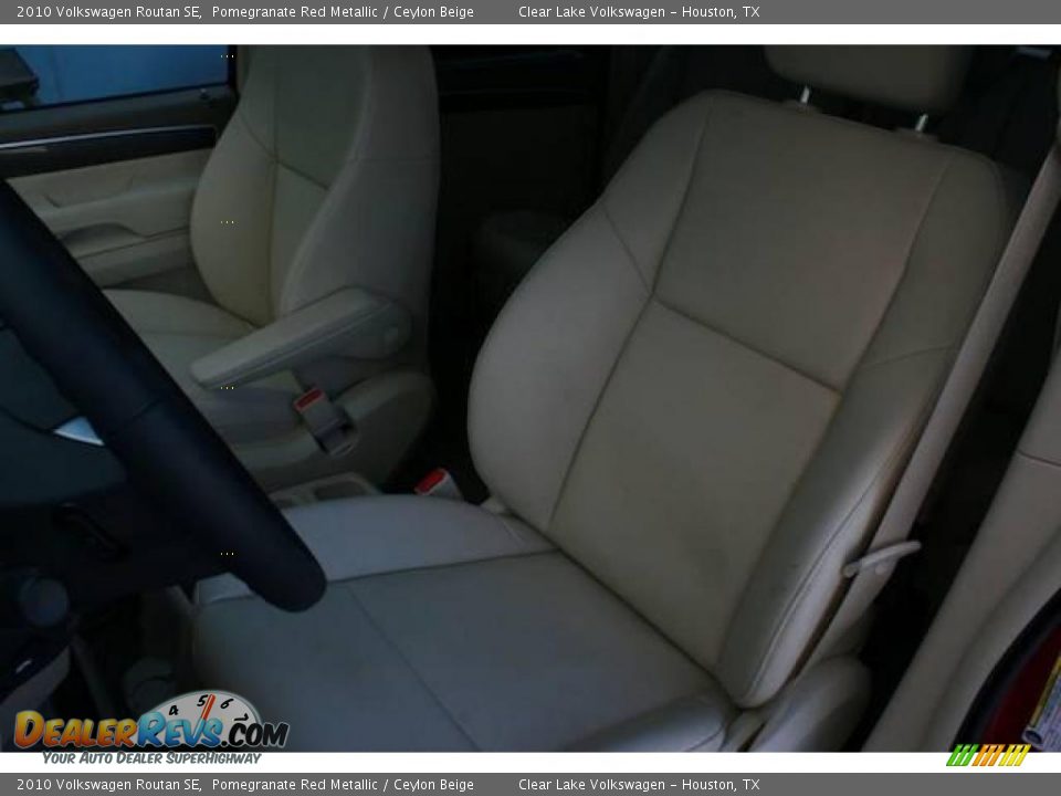 2010 Volkswagen Routan SE Pomegranate Red Metallic / Ceylon Beige Photo #7