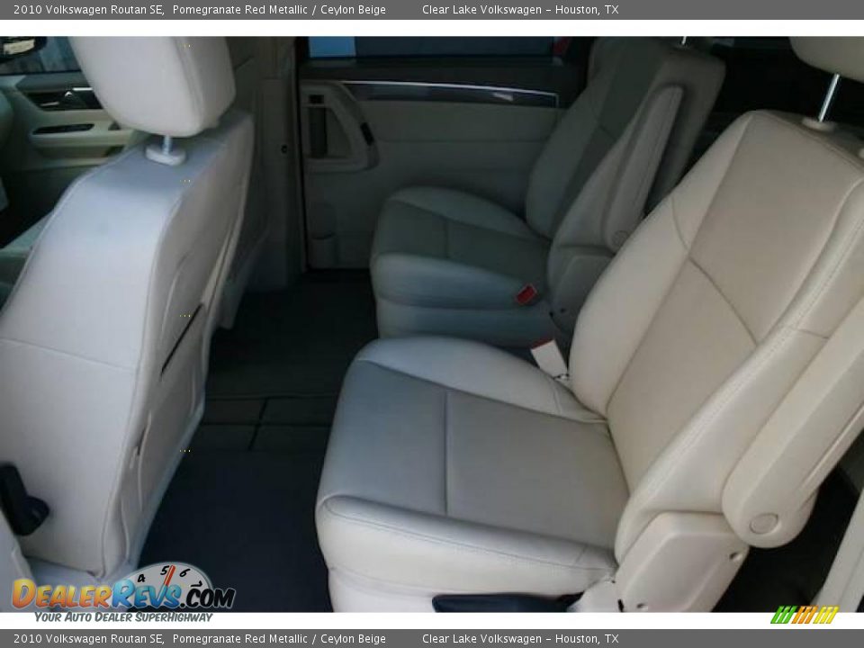 2010 Volkswagen Routan SE Pomegranate Red Metallic / Ceylon Beige Photo #8