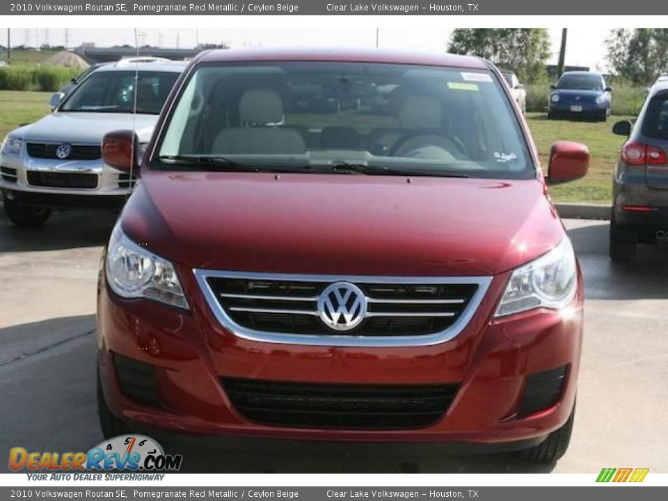 2010 Volkswagen Routan SE Pomegranate Red Metallic / Ceylon Beige Photo #13