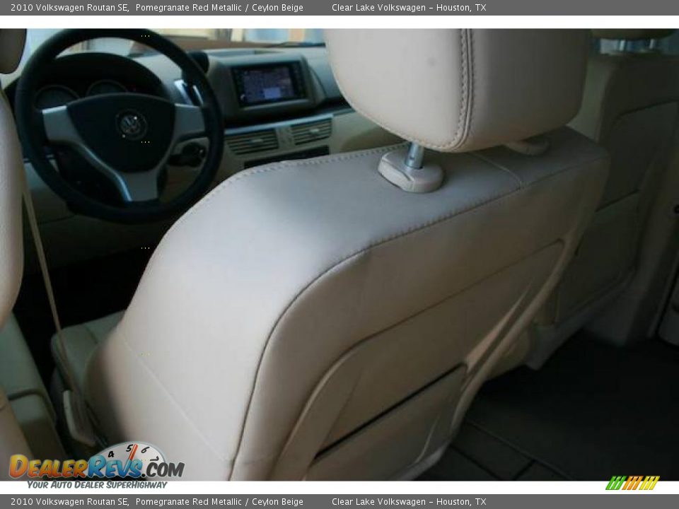 2010 Volkswagen Routan SE Pomegranate Red Metallic / Ceylon Beige Photo #14