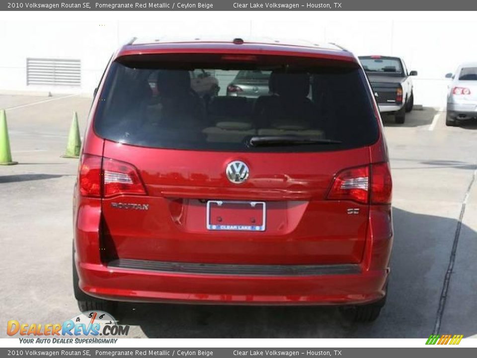 2010 Volkswagen Routan SE Pomegranate Red Metallic / Ceylon Beige Photo #15