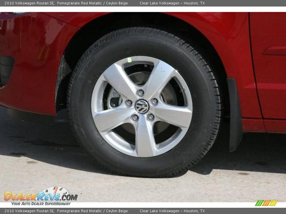2010 Volkswagen Routan SE Pomegranate Red Metallic / Ceylon Beige Photo #16