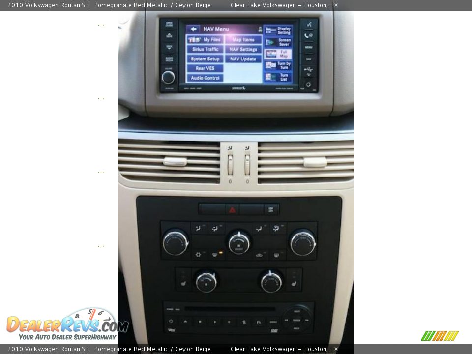 2010 Volkswagen Routan SE Pomegranate Red Metallic / Ceylon Beige Photo #17