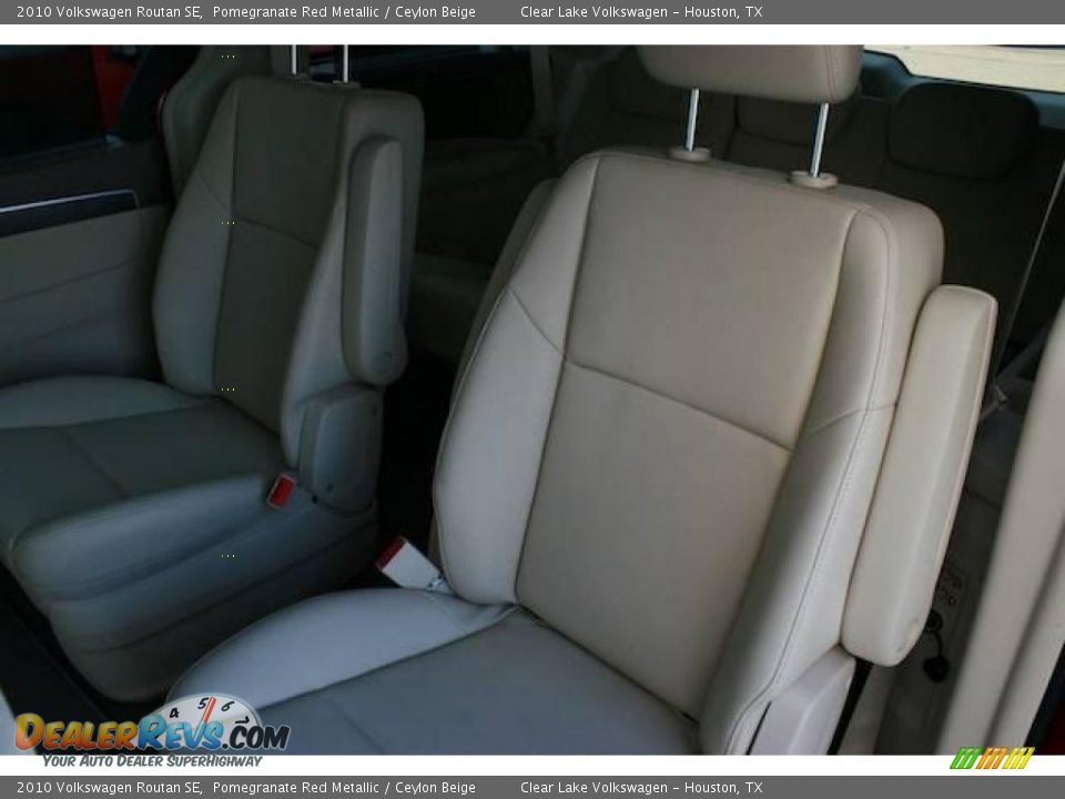 2010 Volkswagen Routan SE Pomegranate Red Metallic / Ceylon Beige Photo #18