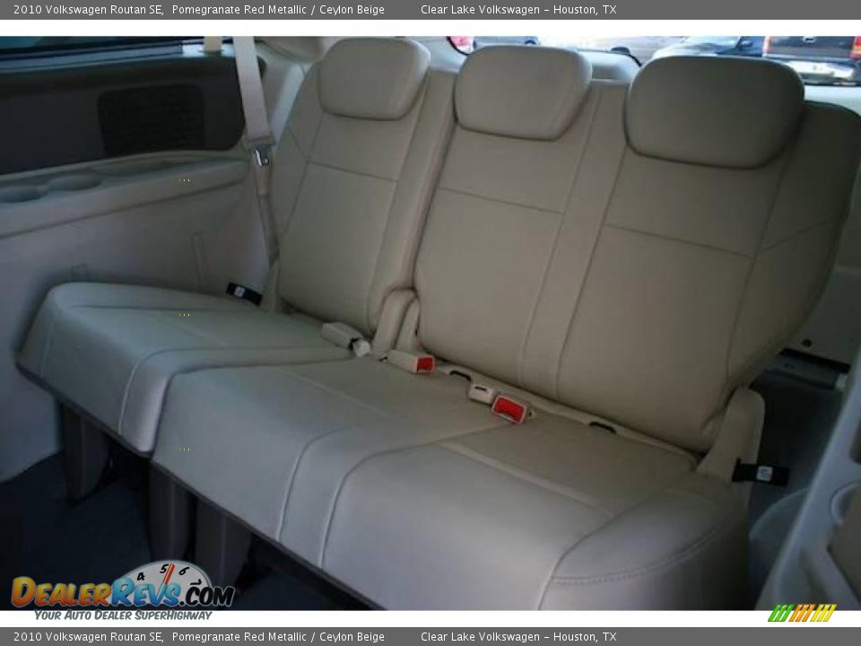 2010 Volkswagen Routan SE Pomegranate Red Metallic / Ceylon Beige Photo #19