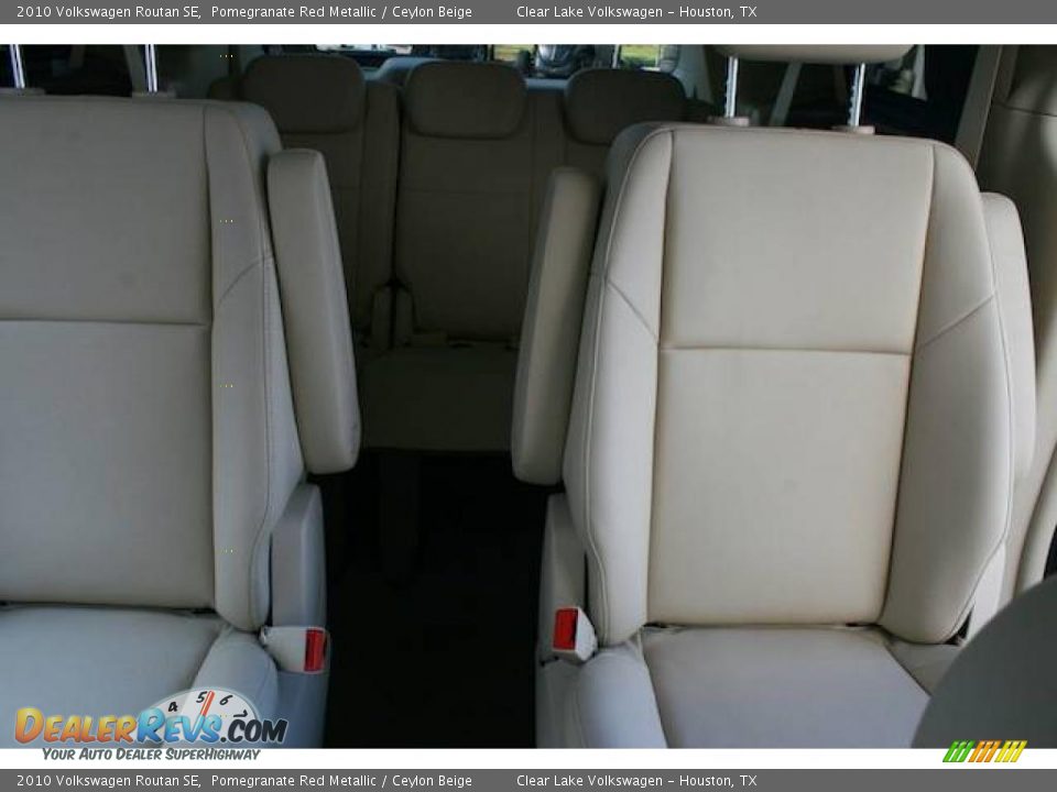 2010 Volkswagen Routan SE Pomegranate Red Metallic / Ceylon Beige Photo #20