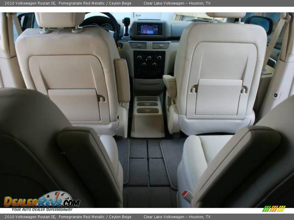 2010 Volkswagen Routan SE Pomegranate Red Metallic / Ceylon Beige Photo #21