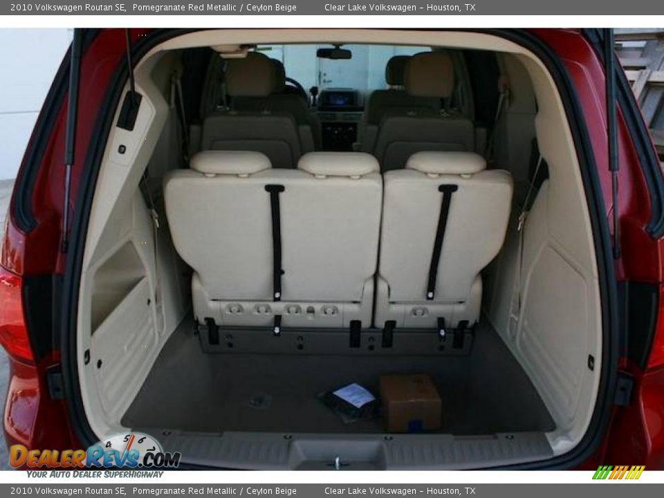 2010 Volkswagen Routan SE Pomegranate Red Metallic / Ceylon Beige Photo #22