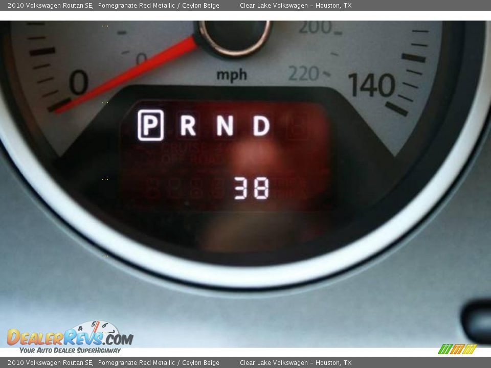 2010 Volkswagen Routan SE Pomegranate Red Metallic / Ceylon Beige Photo #25