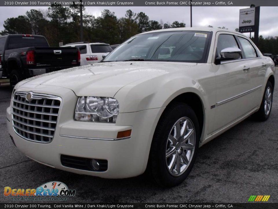 2010 Chrysler 300 Touring Cool Vanilla White / Dark Khaki/Light Graystone Photo #4