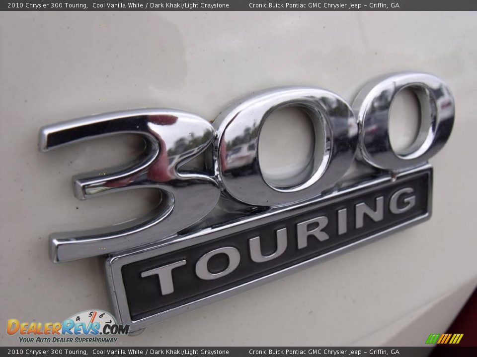 2010 Chrysler 300 Touring Cool Vanilla White / Dark Khaki/Light Graystone Photo #10