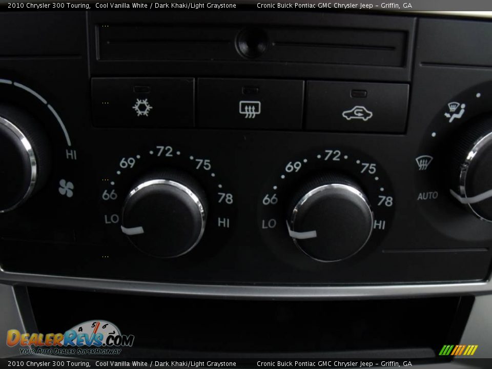 2010 Chrysler 300 Touring Cool Vanilla White / Dark Khaki/Light Graystone Photo #20