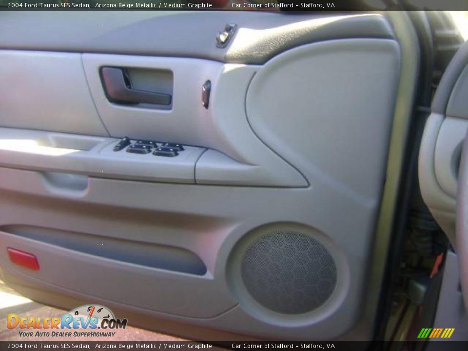 2004 Ford Taurus SES Sedan Arizona Beige Metallic / Medium Graphite Photo #31