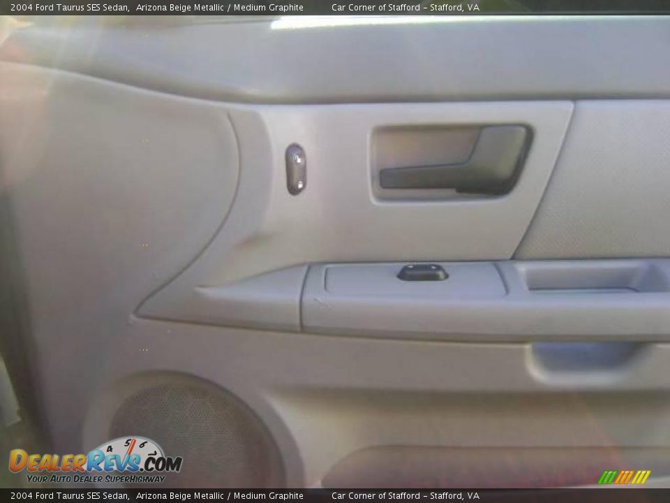 2004 Ford Taurus SES Sedan Arizona Beige Metallic / Medium Graphite Photo #32