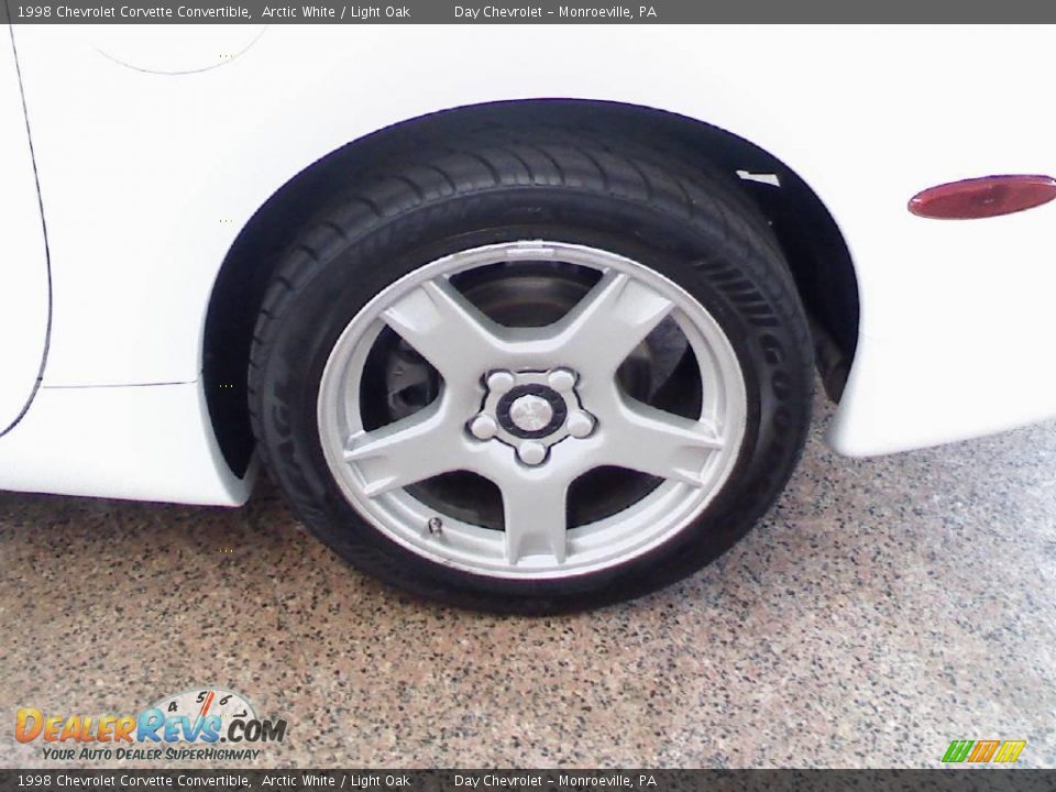 1998 Chevrolet Corvette Convertible Arctic White / Light Oak Photo #21