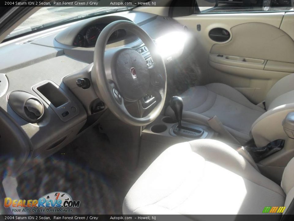 2004 Saturn ION 2 Sedan Rain Forest Green / Grey Photo #9