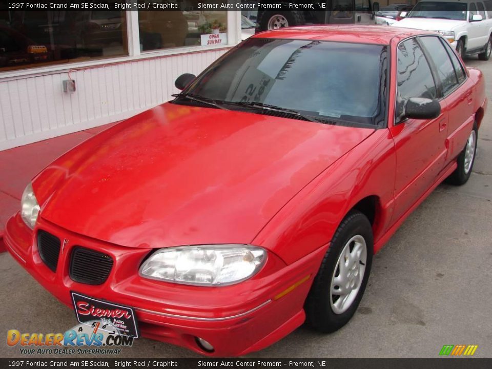 1997 Pontiac Grand Am SE Sedan Bright Red / Graphite Photo #3